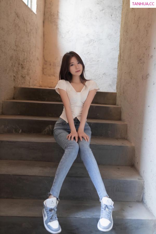 鱼子酱fish  [XiuRen]高清写真图 2023.08.18 No.7254 鱼子酱Fish 牛仔裤美腿第4张图片
